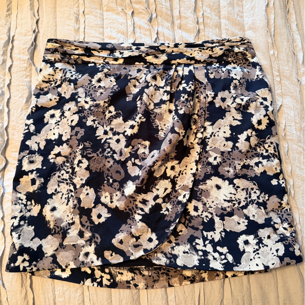 Banana Republic Black and Cream Floral Mini Skirt